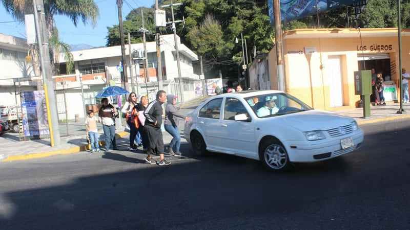 Arremete conductor contra manifestante y lo lesiona