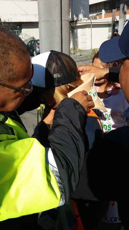 Arremete conductor contra manifestante y lo lesiona