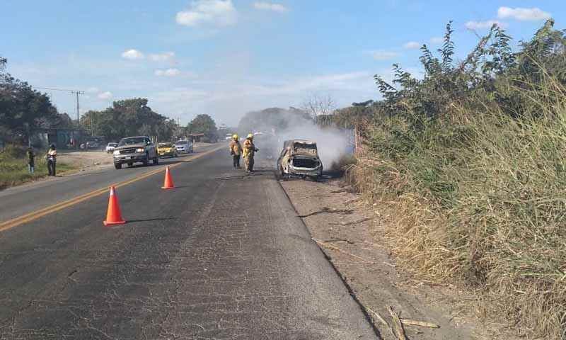 Abandonan automóvil en llamas a orillas de la carretera federal, tramo Tierra Blanca