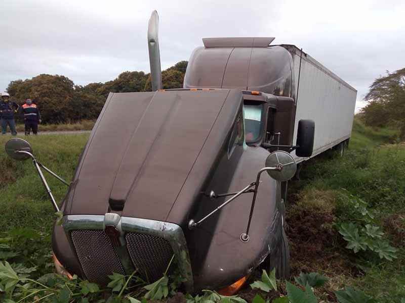 Chocan trailer y camioneta
