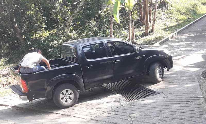 Se llevan a seis jóvenes a bordo de dos camionetas