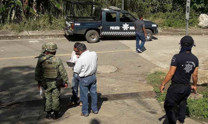 Se llevan a seis jóvenes a bordo de dos camionetas