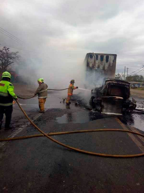 Narco bloqueos en la carretera federal Cuitláhuac-La Tinaja