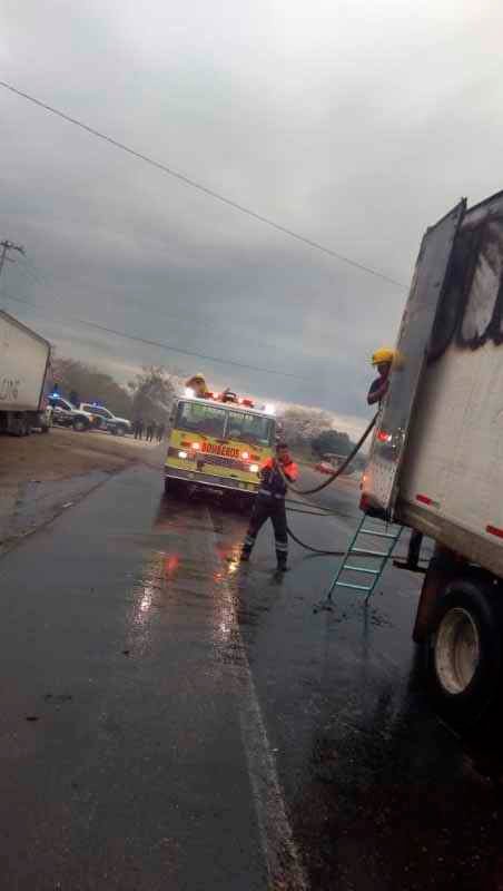 Narco bloqueos en la carretera federal Cuitláhuac-La Tinaja