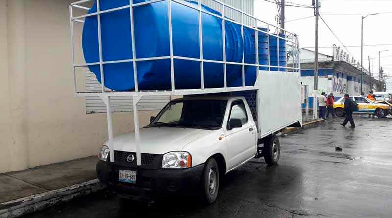 Cuantiosos daños al chocar taxi vs camioneta