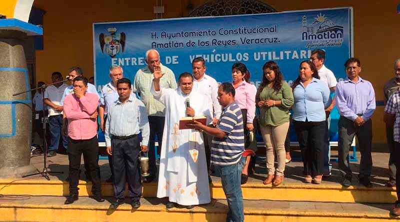 Alcalde de Amatlán entrega vehículos a diversas áreas del ayuntamiento
