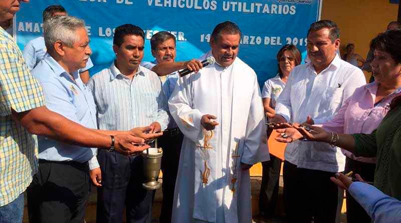 Alcalde de Amatlán entrega vehículos a diversas áreas del ayuntamiento