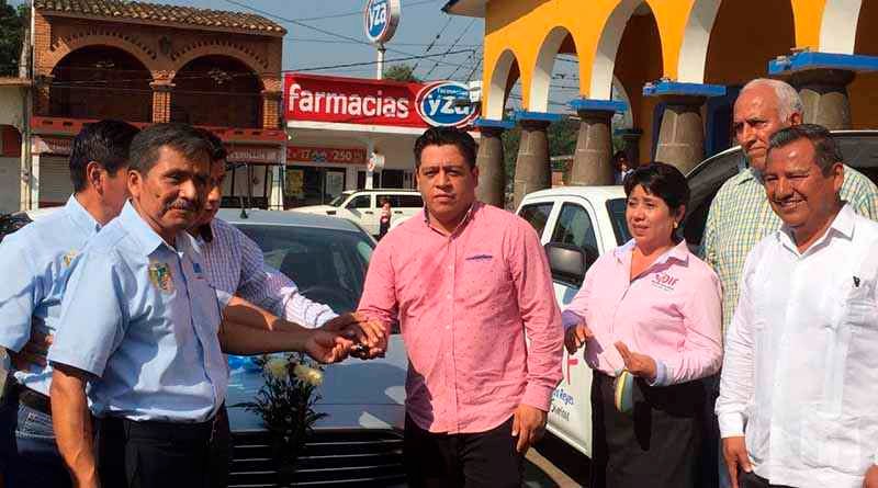 Alcalde de Amatlán entrega vehículos a diversas áreas del ayuntamiento