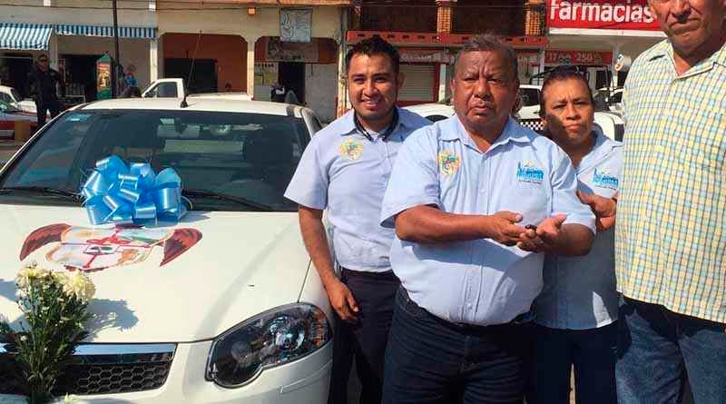 Alcalde de Amatlán entrega vehículos a diversas áreas del ayuntamiento
