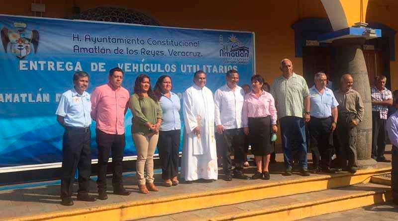 Alcalde de Amatlán entrega vehículos a diversas áreas del ayuntamiento