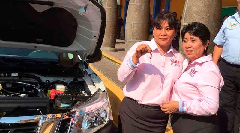Alcalde de Amatlán entrega vehículos a diversas áreas del ayuntamiento