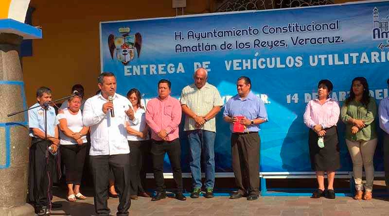 Alcalde de Amatlán entrega vehículos a diversas áreas del ayuntamiento