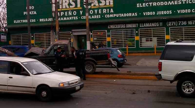 Chocan y derriban dos palmeras en bulevar a Fortín