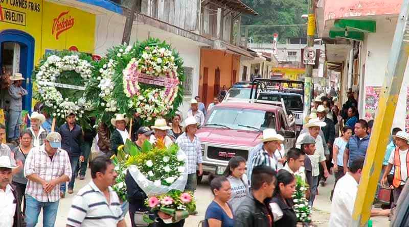 Pueblo de Mixtla despide a su alcaldesa y esposo asesinados