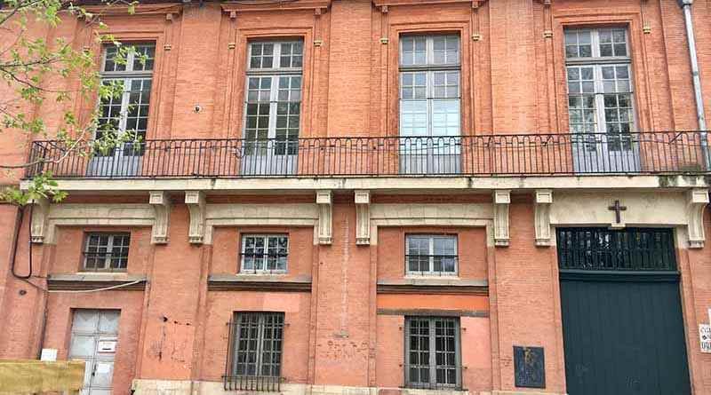 Una ciudad rosada en el sur de Francia