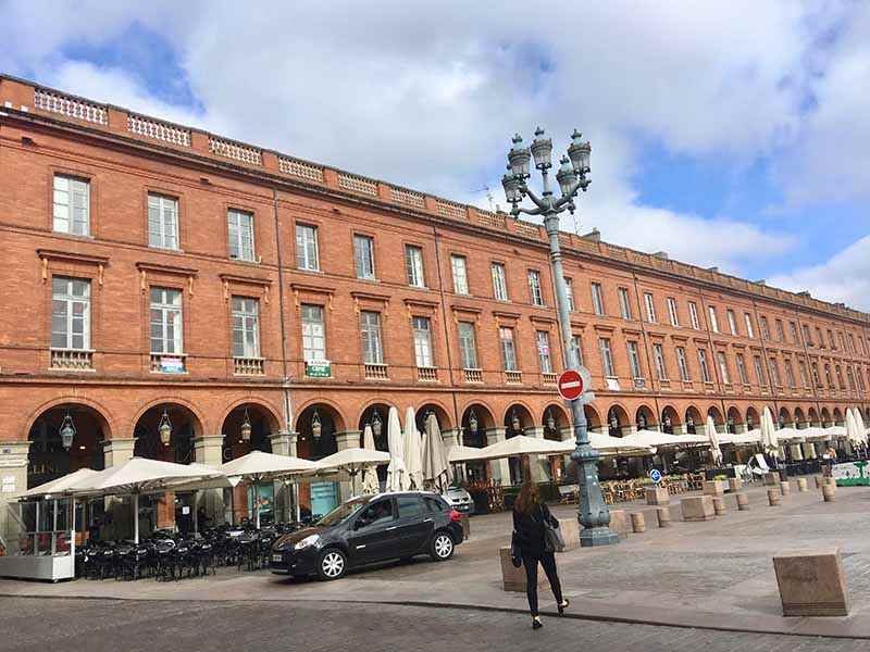 Una ciudad rosada en el sur de Francia