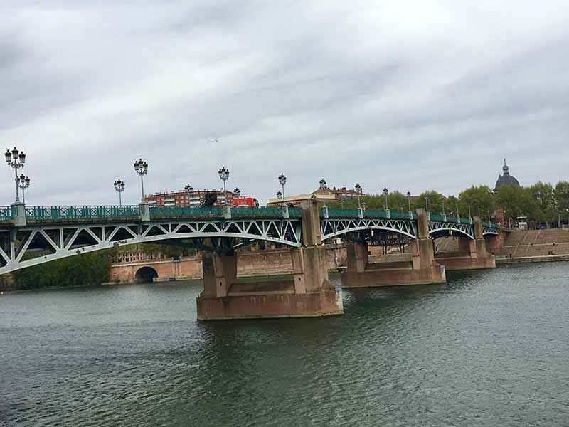 Una ciudad rosada en el sur de Francia