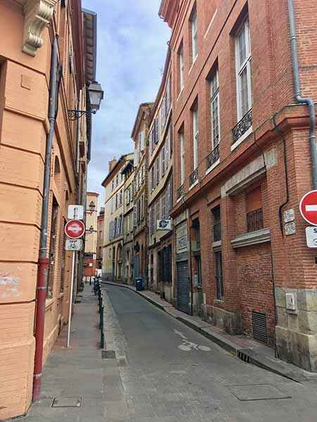 Una ciudad rosada en el sur de Francia