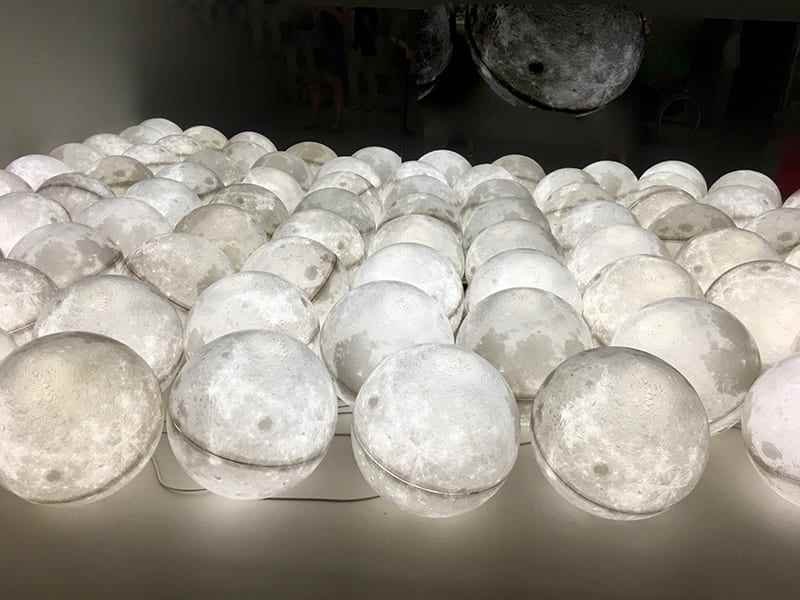Exposición lunar en el Octavo Distrito de París