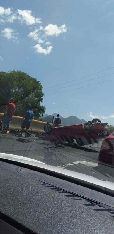 Futbolista de Mendoza vuelca en autopista, cerca de Nogales
