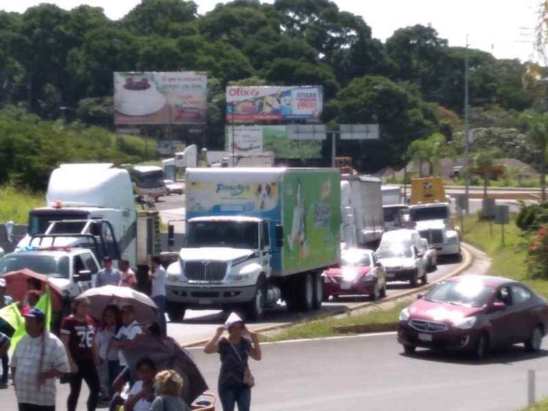 Marcha en autopista; exigen cese del delegado de Patrimonio