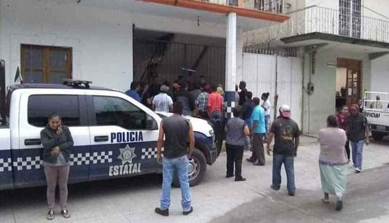 Vecinos de Temaxcalapa intentan tomar palacio de Zongolica