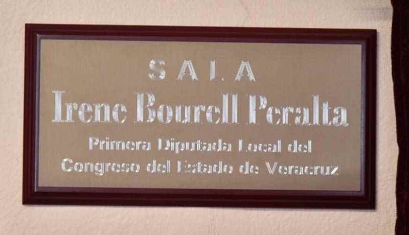 Develan placa en honor a Irene Bourell Peralta, primera legisladora veracruzana