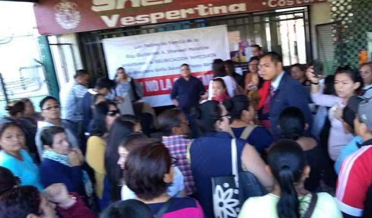 Padres exigen cese de directora de la Sherwell; toman escuela