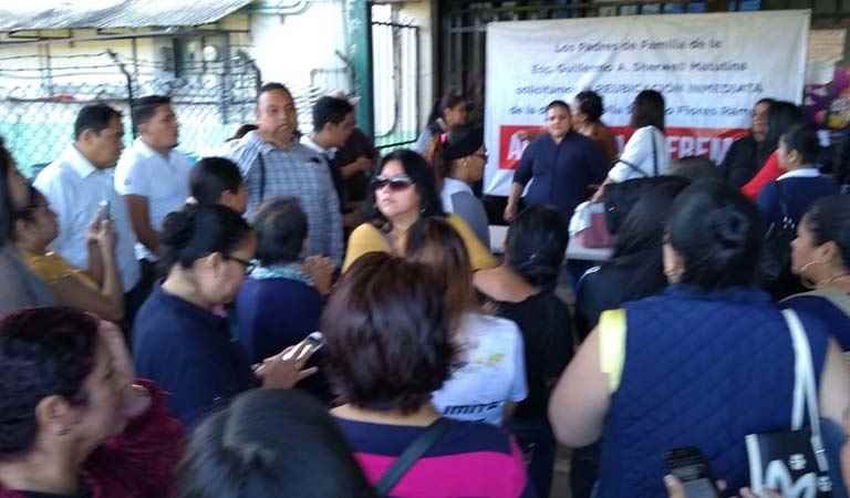 Padres exigen cese de directora de la Sherwell; toman escuela