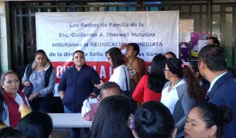 Padres exigen cese de directora de la Sherwell; toman escuela
