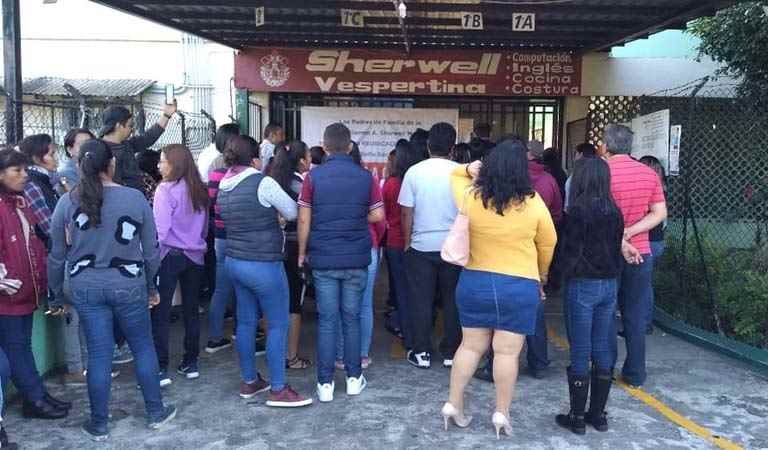 Padres exigen cese de directora de la Sherwell; toman escuela