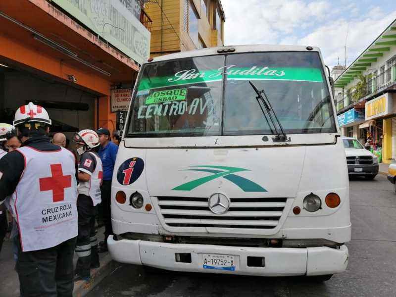 Cae señora de un autobús en la avenida 4