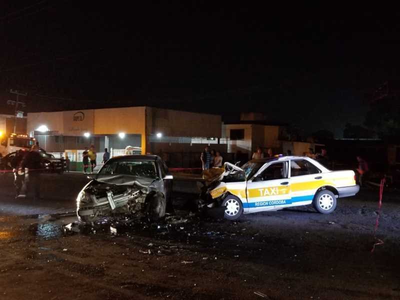 Supuesto abogado choca contra taxi y causa muerte de una pasajera