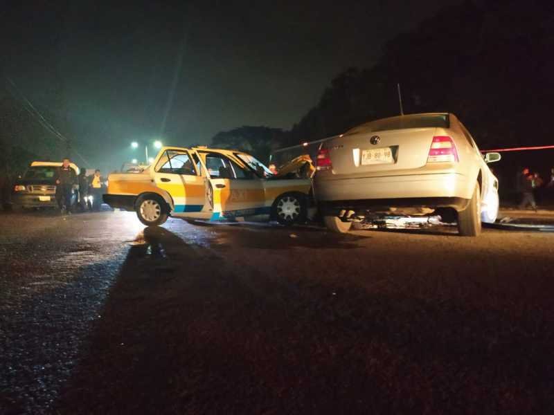 Supuesto abogado choca contra taxi y causa muerte de una pasajera