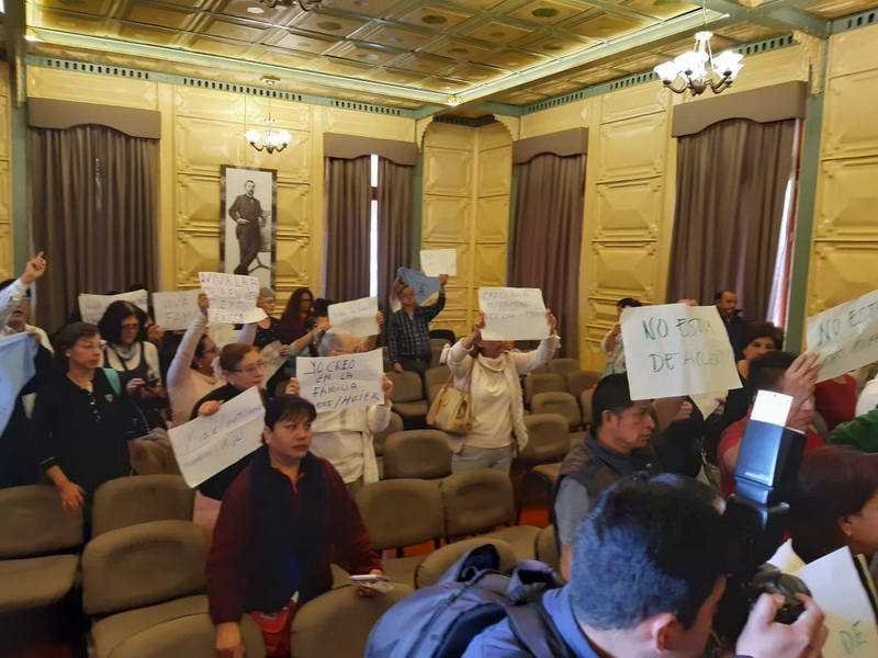 Revientan grupos religiosos encuentro por la igualdad