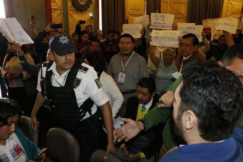 Revientan grupos religiosos encuentro por la igualdad