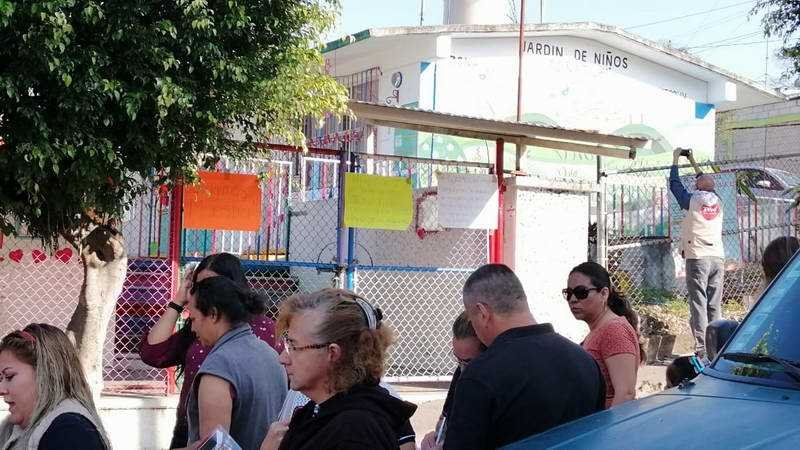 Padres de familia de kínder en San Román exigen maestra a la SEV
