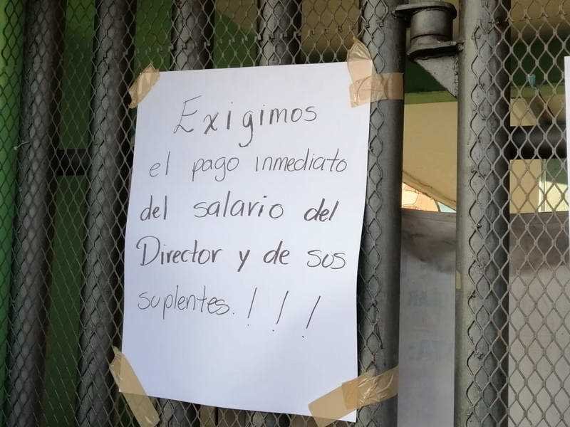 Paran docentes en la ESBAO; exigen pago de 4 años de salarios para el director