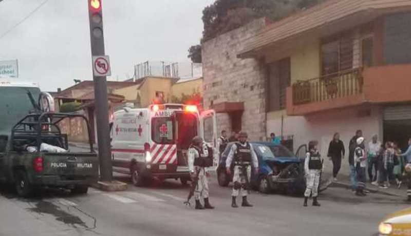 Choca camioneta de Guardia Nacional con auto en avenida 11 y calle 7: 4 heridos