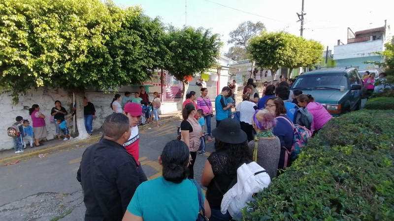 Padres de familia de kínder en San Román exigen maestra a la SEV