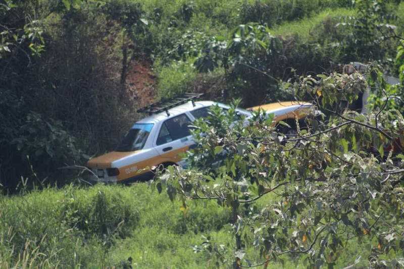 Localizan taxi abandonado en predio de colonia La Selva