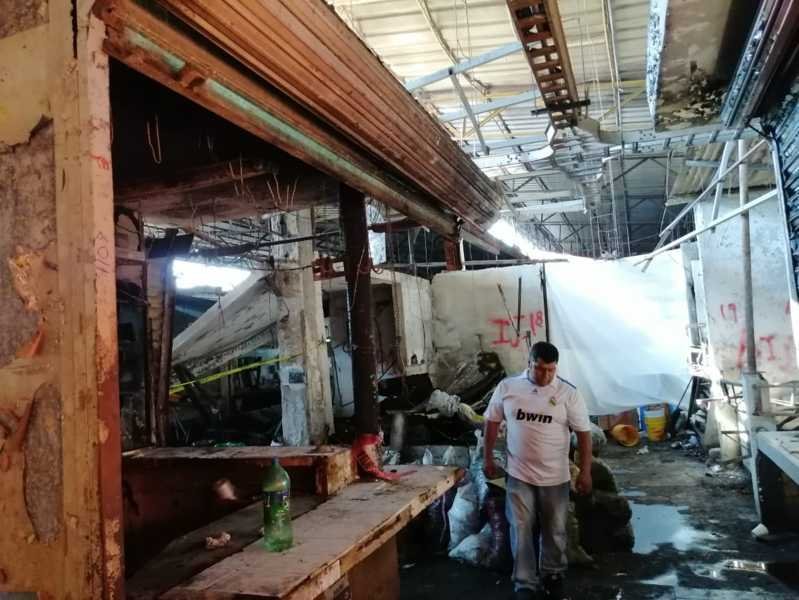 Cierran parte del mercado Revolución por riesgo de colapso de estructura