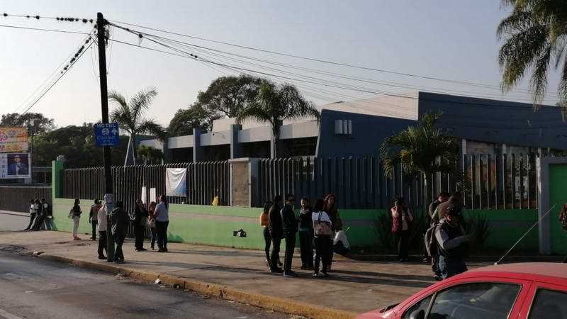 Paran docentes en la ESBAO; exigen pago de 4 años de salarios para el director