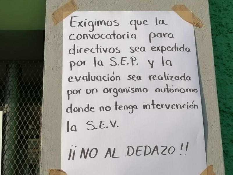 Paran docentes en la ESBAO; exigen pago de 4 años de salarios para el director