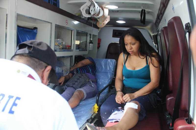 Choca taxi contra camioneta en distribuidor vial de La Luz; dos mujeres lesionadas
