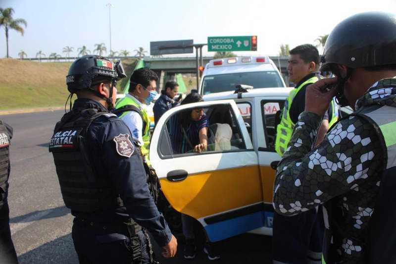Choca taxi contra camioneta en distribuidor vial de La Luz; dos mujeres lesionadas