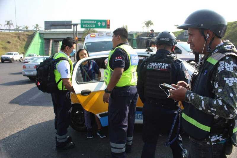 Choca taxi contra camioneta en distribuidor vial de La Luz; dos mujeres lesionadas