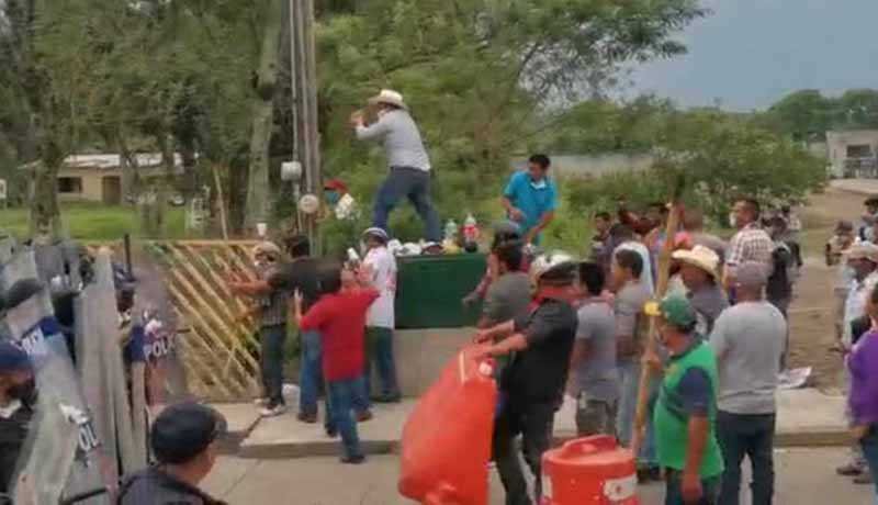 Enfrentamiento entre manifestantes y policías cerca de Fiscalía de Orizaba