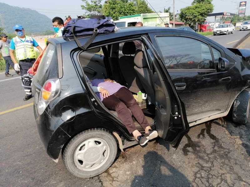 Trailer causa accidente en Rancho Trejo: 3 heridos
