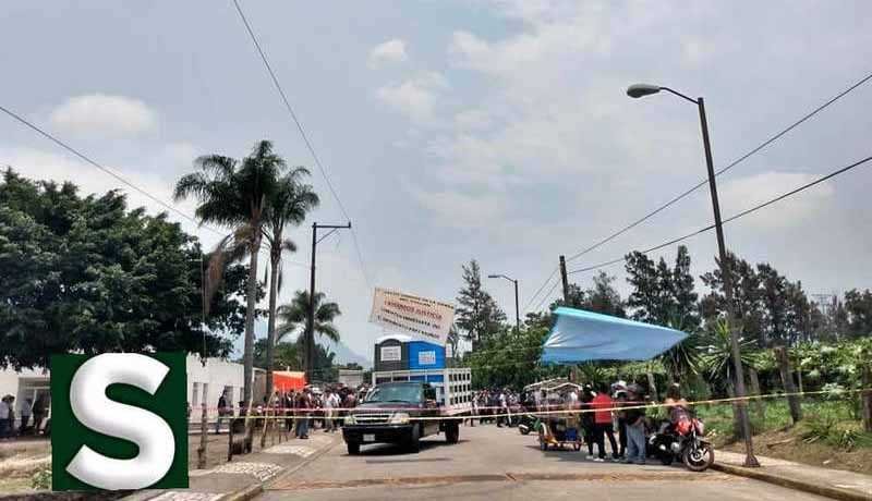 Enfrentamiento entre manifestantes y policías cerca de Fiscalía de Orizaba